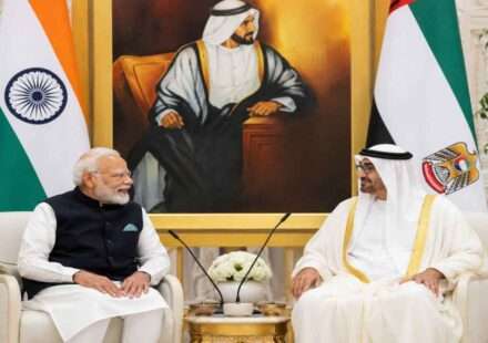 प्रधानमंत्री नरेंद्र मोदी और यूएई राष्ट्रपति के बीच रणनीतिक साझेदारी, रक्षा और ऊर्जा समझौतों पर चर्चा का दृश्य।