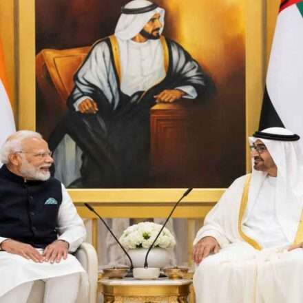 प्रधानमंत्री नरेंद्र मोदी और यूएई राष्ट्रपति के बीच रणनीतिक साझेदारी, रक्षा और ऊर्जा समझौतों पर चर्चा का दृश्य।