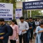 ग्रेटर नोएडा के परीक्षा केंद्र के बाहर सुरक्षा जांच के बीच UPSC Prelims 2026 के अभ्यर्थियों की भीड़।