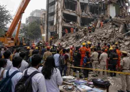 दिल्ली के साकेत क्षेत्र में इमारत गिरने के बाद राहत और बचाव दल मलबे में फंसे लोगों की तलाश करता हुआ। हादसे में मेडिकल छात्र प्रभावित हुए और रेस्क्यू ऑपरेशन लगातार जारी रहा।