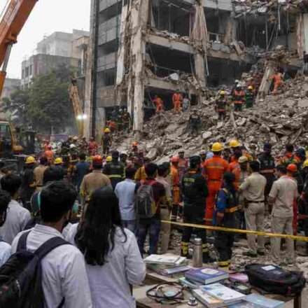 दिल्ली के साकेत क्षेत्र में इमारत गिरने के बाद राहत और बचाव दल मलबे में फंसे लोगों की तलाश करता हुआ। हादसे में मेडिकल छात्र प्रभावित हुए और रेस्क्यू ऑपरेशन लगातार जारी रहा।