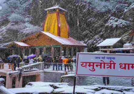 हिमालयी क्षेत्र में स्थित यमुनोत्री धाम में बारिश के साथ गिरती बर्फ और दर्शन करते श्रद्धालु