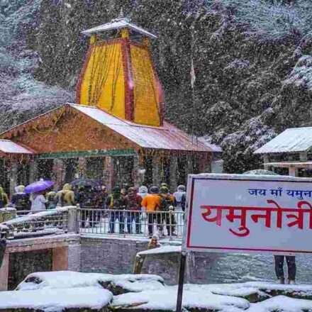 हिमालयी क्षेत्र में स्थित यमुनोत्री धाम में बारिश के साथ गिरती बर्फ और दर्शन करते श्रद्धालु