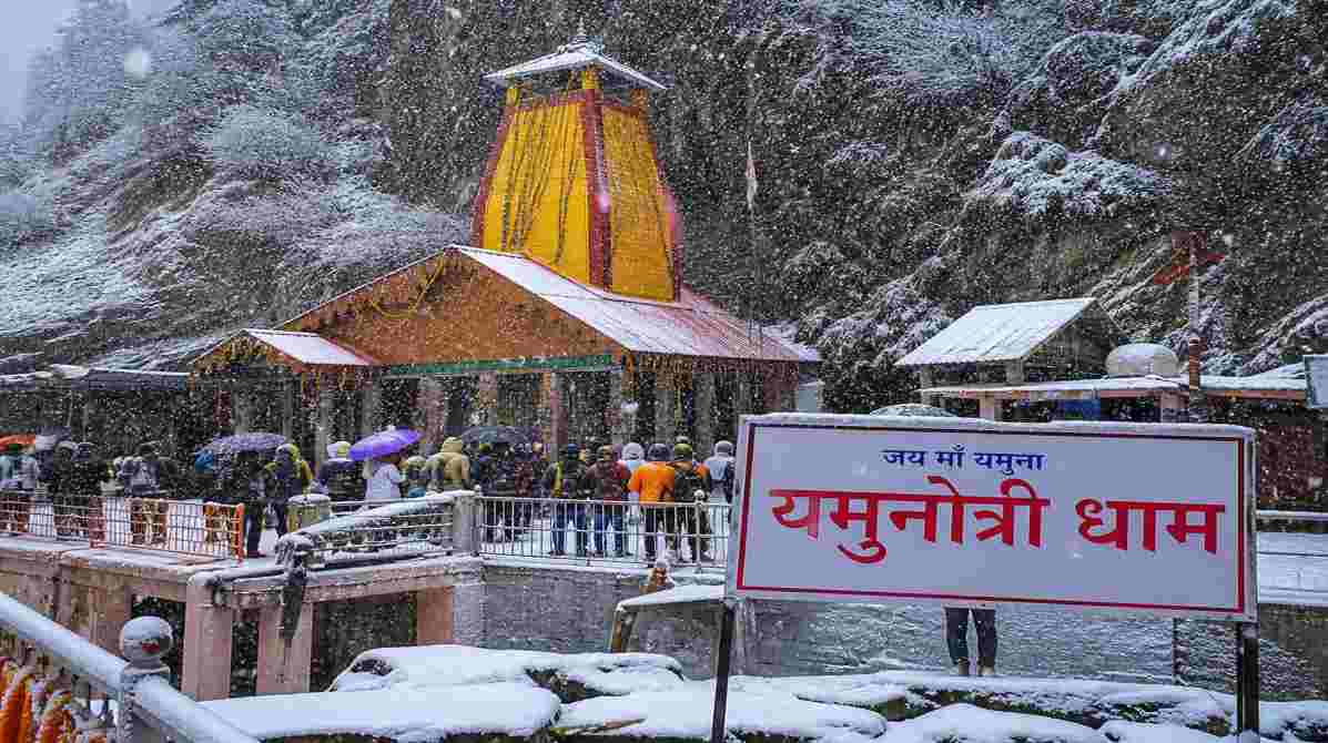 यमुनोत्री में मई बर्फबारी | तीर्थयात्रियों के लिए बना यादगार पल