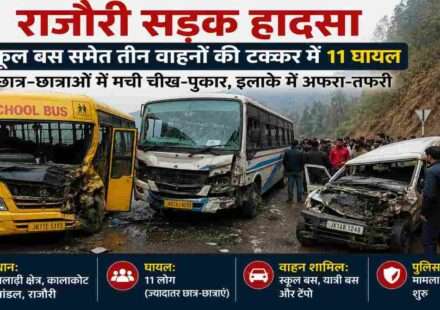 जम्मू-कश्मीर के राजौरी जिले में स्कूल बस, यात्री बस और टेंपो की टक्कर के बाद राहत कार्य करते स्थानीय लोग।