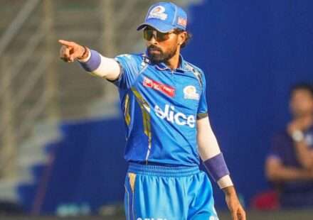 IPL 2026 में निराशाजनक प्रदर्शन के बाद हार्दिक पांड्या की कप्तानी पर चर्चा तेज हो गई है। मुंबई इंडियंस नेतृत्व में बदलाव पर विचार कर सकती है।