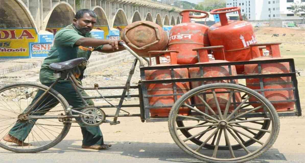गैस एजेंसी में रखे 19 किलो कमर्शियल LPG सिलिंडर, जो हालिया कीमत बढ़ोतरी को दर्शाते हैं।