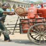 गैस एजेंसी में रखे 19 किलो कमर्शियल LPG सिलिंडर, जो हालिया कीमत बढ़ोतरी को दर्शाते हैं।