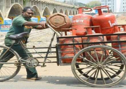 गैस एजेंसी में रखे 19 किलो कमर्शियल LPG सिलिंडर, जो हालिया कीमत बढ़ोतरी को दर्शाते हैं।