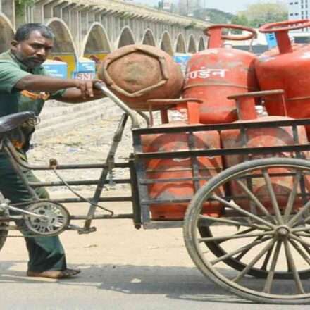 गैस एजेंसी में रखे 19 किलो कमर्शियल LPG सिलिंडर, जो हालिया कीमत बढ़ोतरी को दर्शाते हैं।