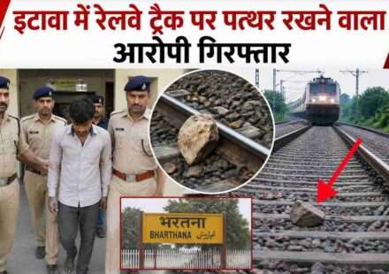 रात के समय रेलवे ट्रैक पर सुरक्षा बल जांच करते हुए, आसपास सिग्नल और ट्रेन ट्रैक दिखाई दे रहे हैं, गंभीर माहौल