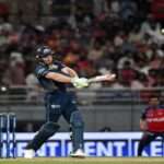 IPL 2026 में गुजरात टाइटंस के बल्लेबाज तेज़ी से रन बनाते हुए, मिडलिंग चेज जीत को दर्शाता दृश्य