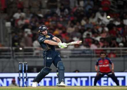 IPL 2026 में गुजरात टाइटंस के बल्लेबाज तेज़ी से रन बनाते हुए, मिडलिंग चेज जीत को दर्शाता दृश्य