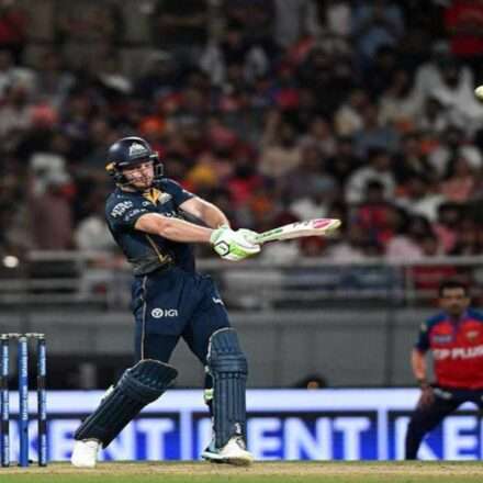 IPL 2026 में गुजरात टाइटंस के बल्लेबाज तेज़ी से रन बनाते हुए, मिडलिंग चेज जीत को दर्शाता दृश्य