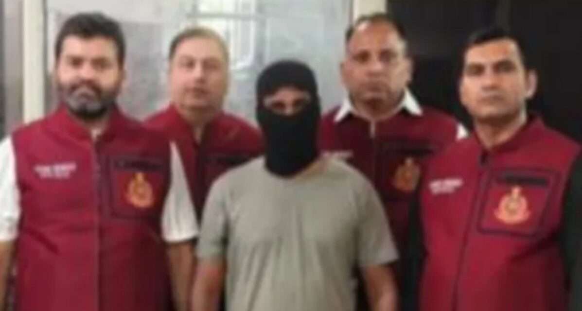 दिल्ली पुलिस की क्राइम ब्रांच द्वारा 17 साल से फरार दुष्कर्म आरोपी को बिजनौर से गिरफ्तार करते हुए दर्शाती प्रतीकात्मक तस्वीर।