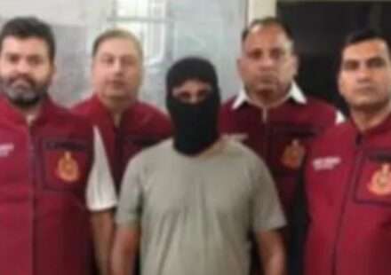 दिल्ली पुलिस की क्राइम ब्रांच द्वारा 17 साल से फरार दुष्कर्म आरोपी को बिजनौर से गिरफ्तार करते हुए दर्शाती प्रतीकात्मक तस्वीर।