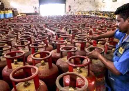 PNG गैस पाइपलाइन और LPG सिलेंडर की प्रतीकात्मक तस्वीर, जिसमें 30 जून 2026 के नियमों को दर्शाया गया है।
