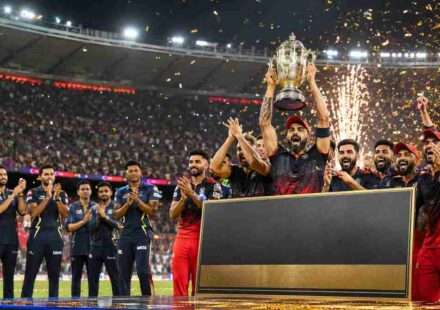अहमदाबाद में आईपीएल 2026 फाइनल जीतने के बाद ट्रॉफी और 20 करोड़ रुपये की पुरस्कार राशि के साथ जश्न मनाती रॉयल चैलेंजर्स बेंगलुरु (RCB) टीम।