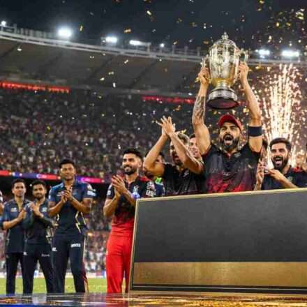 अहमदाबाद में आईपीएल 2026 फाइनल जीतने के बाद ट्रॉफी और 20 करोड़ रुपये की पुरस्कार राशि के साथ जश्न मनाती रॉयल चैलेंजर्स बेंगलुरु (RCB) टीम।