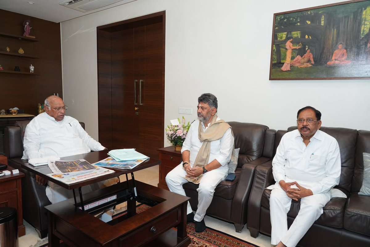 DK Shivakumar Mallikarjun Kharge Meeting :- डी.के. शिवकुमार ने कांग्रेस अध्यक्ष मल्लिकार्जुन खरगे से की मुलाकात, सियासी चर्चाओं को मिला बल