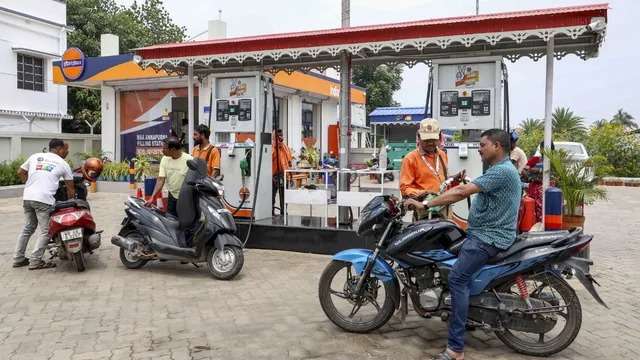 Petrol Price Today :- कच्चे तेल की कीमतों में गिरावट के बीच पेट्रोल-डीजल के दाम स्थिर, जानें आपके शहर में आज के रेट