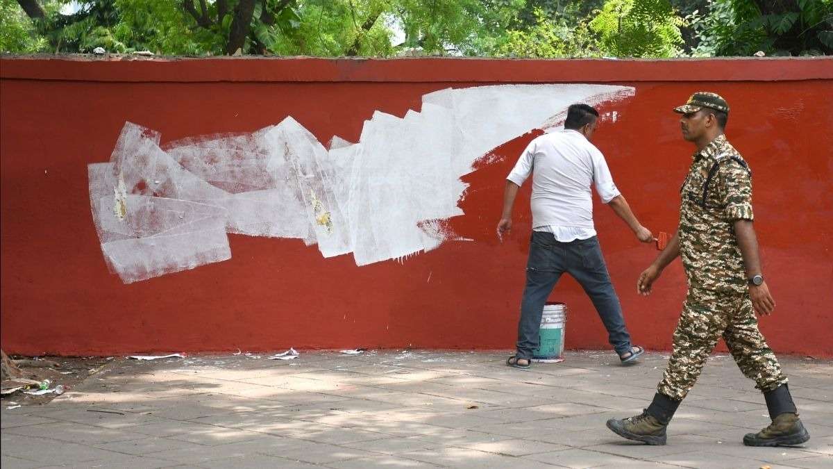 NDMC Jantar Mantar Clean-up :- जंतर-मंतर पर सफाई अभियान तेज, 100 से अधिक सफाईकर्मी और मशीनें तैनात