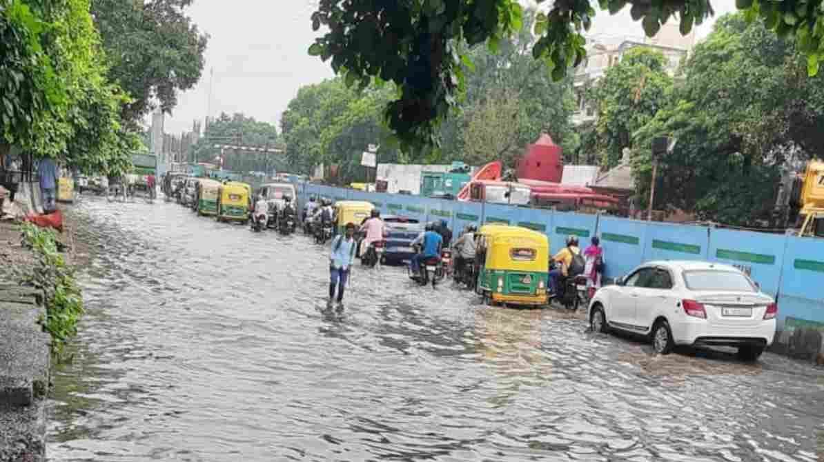 दिल्ली में जलभराव | भारी बारिश के बाद कई इलाकों में बढ़ी लोगों की परेशानी