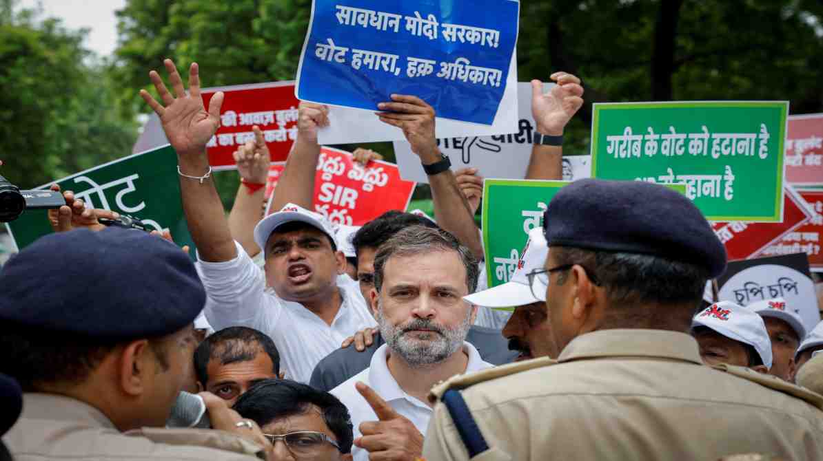 दिल्ली मतदाता सूची संशोधन पर विवाद तेज, विपक्ष ने सुप्रीम कोर्ट तक मार्च कर उठाए सवाल